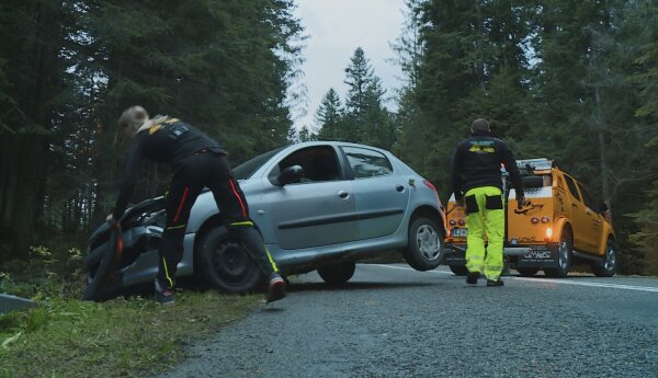 Peugeot w rowie i spalona ciężarówka